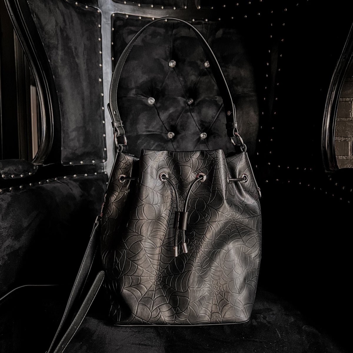 Widow Bucket bag